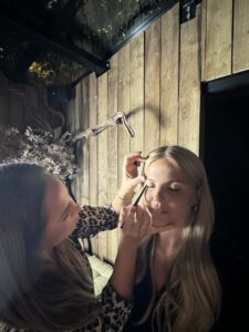 Hannah Martin demonstrating the eyeliner at the makeup masterclass